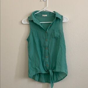 🌼3/$15🌼 Green tie-front, button-up top